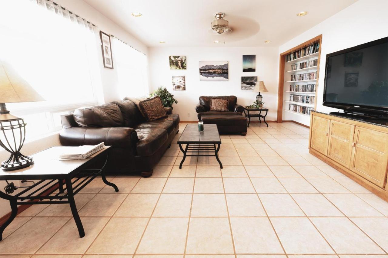 Front Room Lynnview Lodge Haines 外观 照片